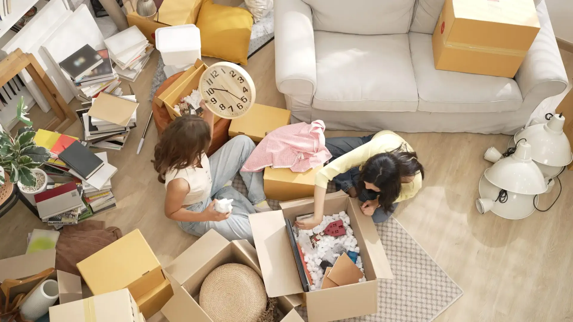 Dos personas están sentadas en el suelo