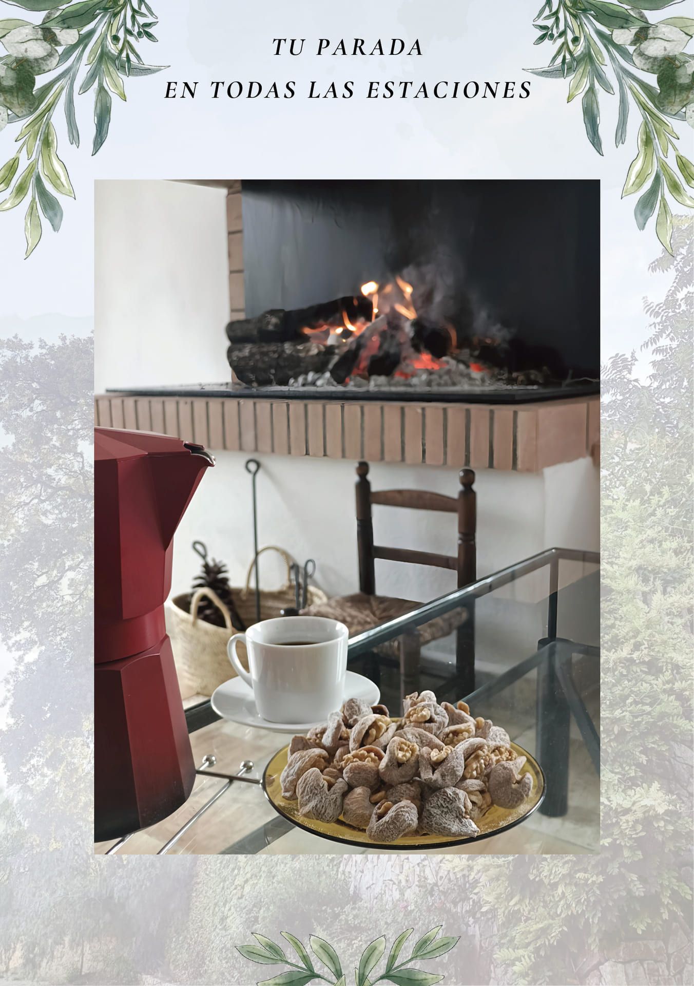 Acogedora escena junto a la chimenea, con café y un pastel sobre una mesa de cristal, enmarcada por vegetación.