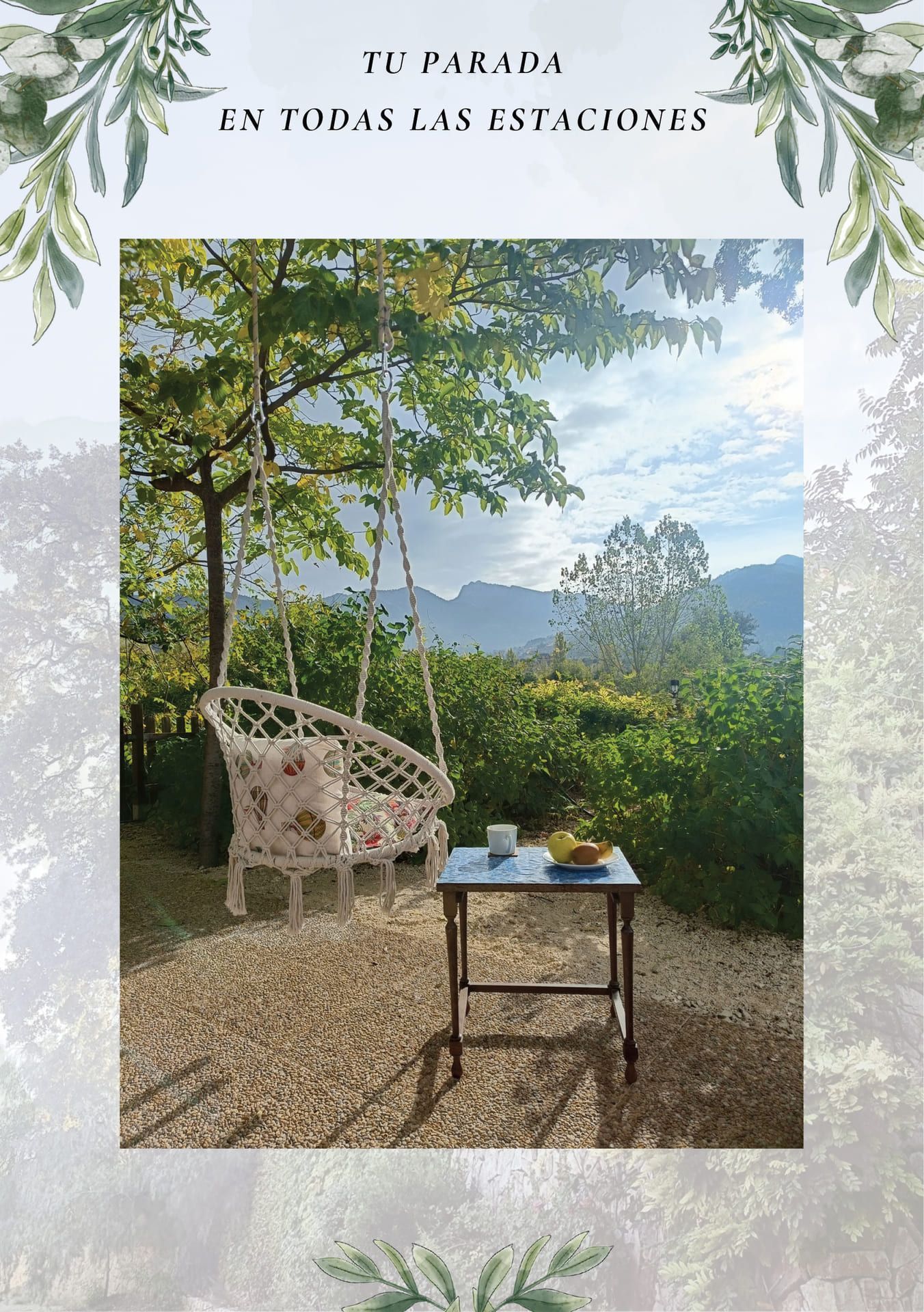 Acogedor patio con silla colgante, mesa pequeña, plantas y vistas a la montaña bajo una pérgola frondosa.