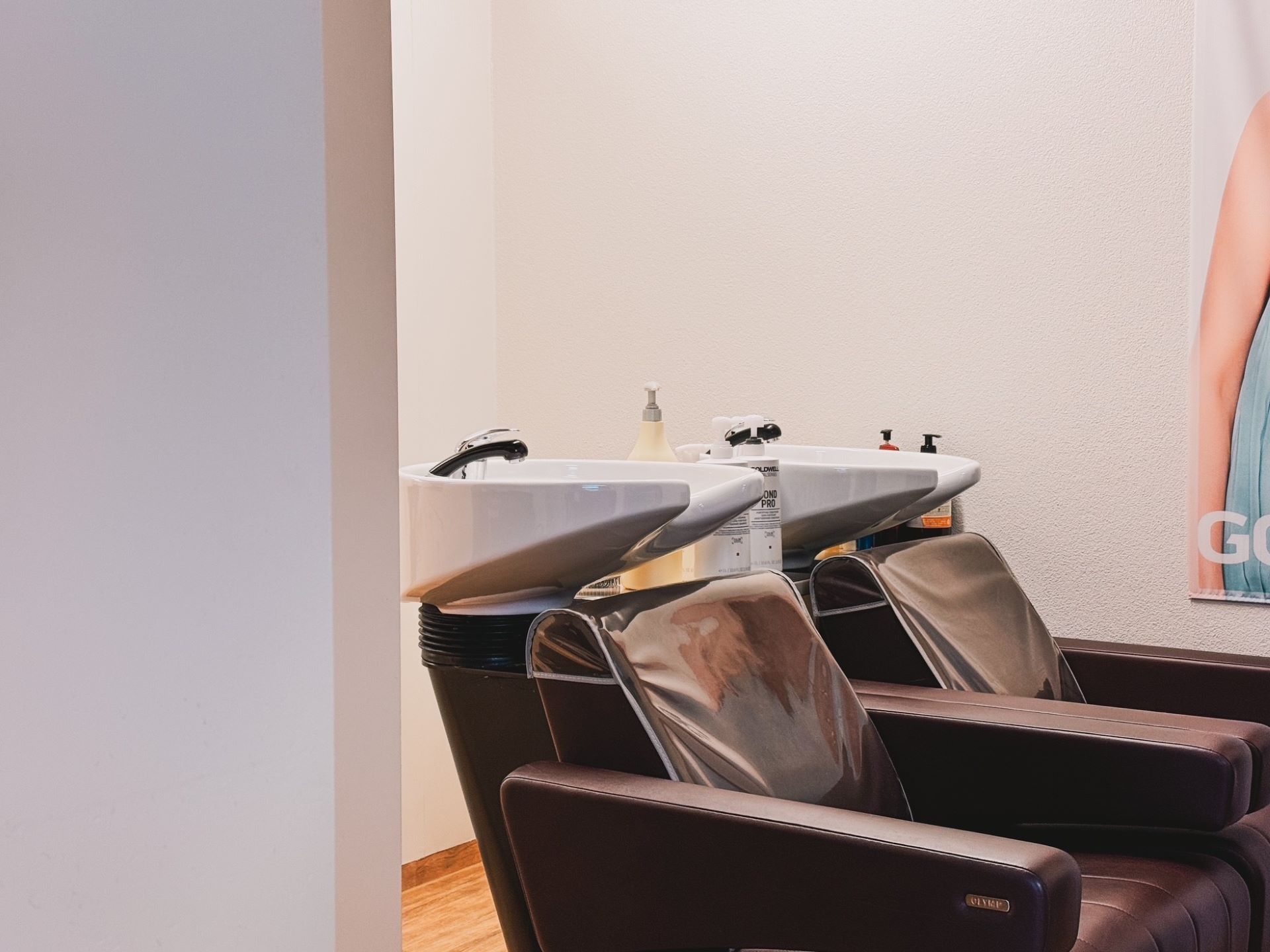 Ein Teller mit Croissants, aus einem davon wurde ein Biss herausgeschnitten, auf einem Holztisch.