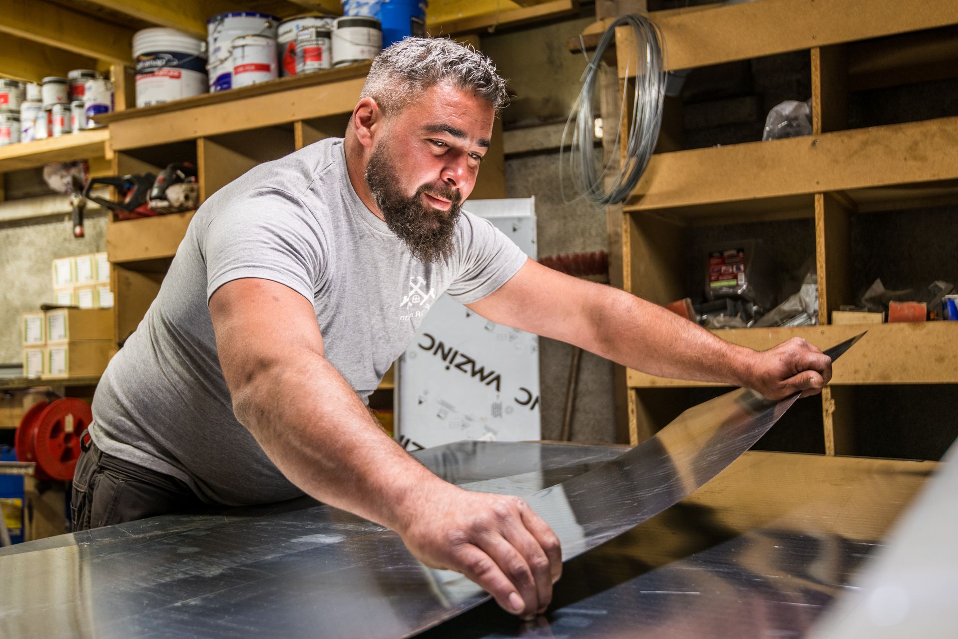 Un homme réalise des travaux de zinguerie