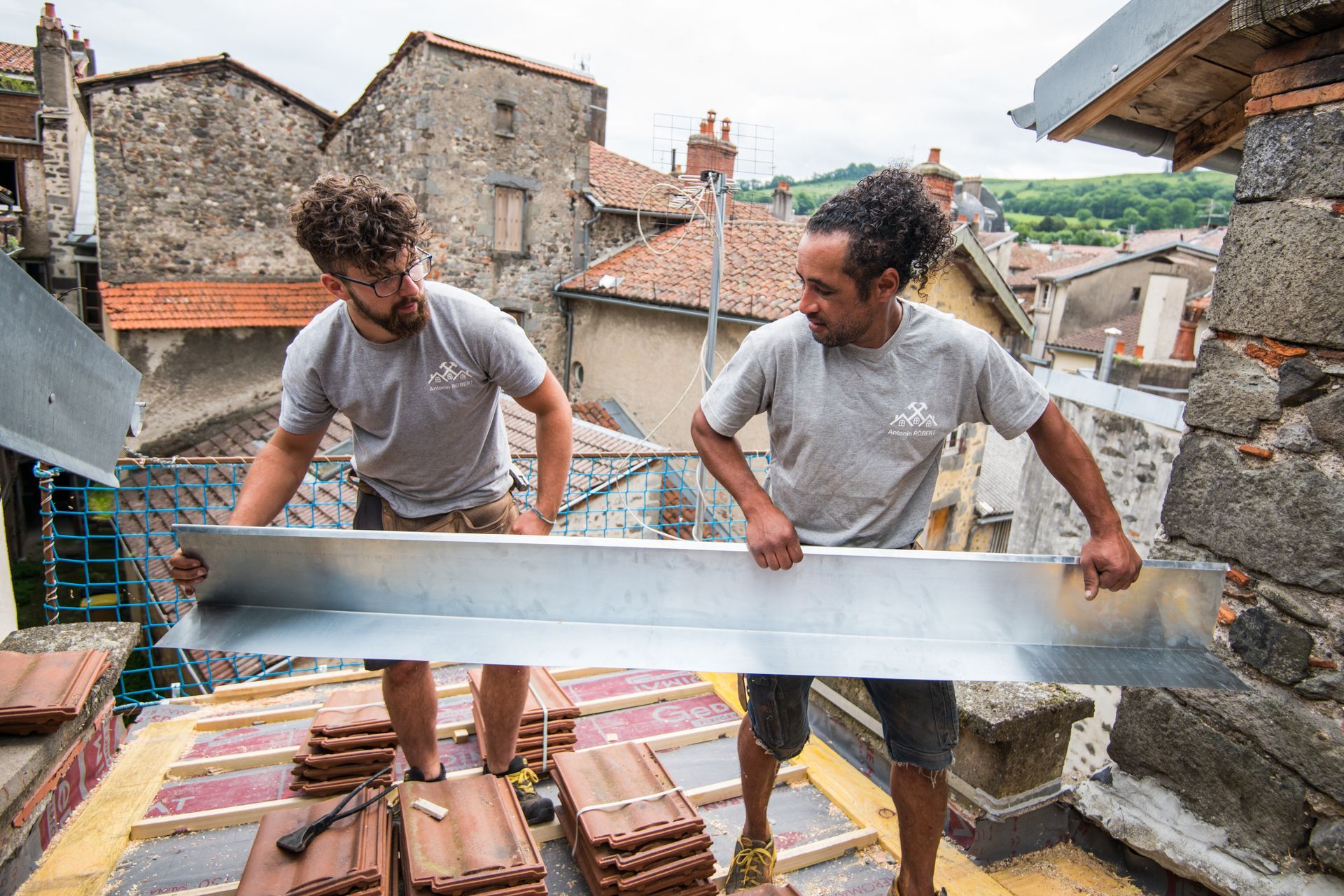 Couvreurs sur une toiture