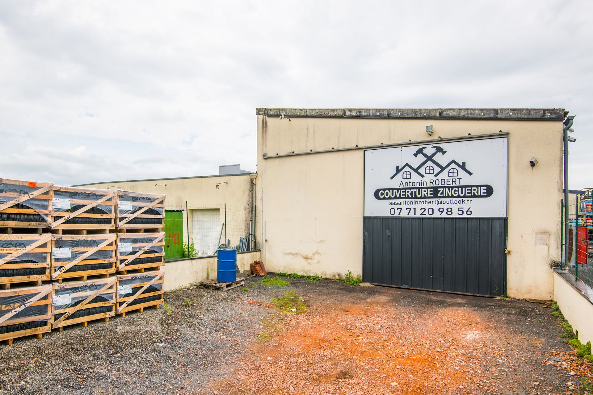 Couvreur avec un casque et un marteau qui travaille