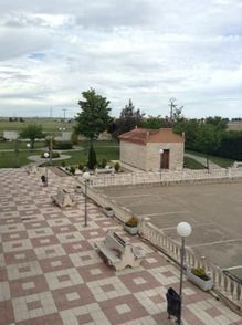 Una vista aérea de un parque con un pequeño edificio al fondo.
