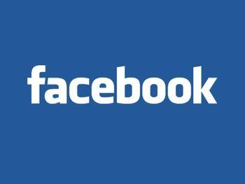 El logotipo de Facebook está sobre un fondo azul.