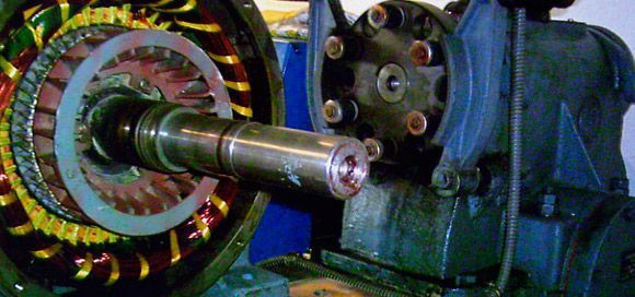 Primer plano de los componentes de una máquina, incluido un eje giratorio y los devanados del estator.