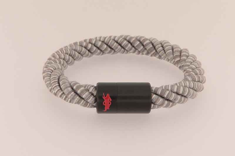 Grau-weißes Seilarmband mit schwarzem Verschluss und rotem Logo.