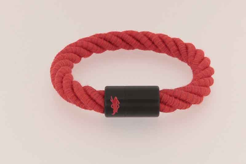 Rotes Seilarmband mit schwarzem Verschluss auf weißem Hintergrund.