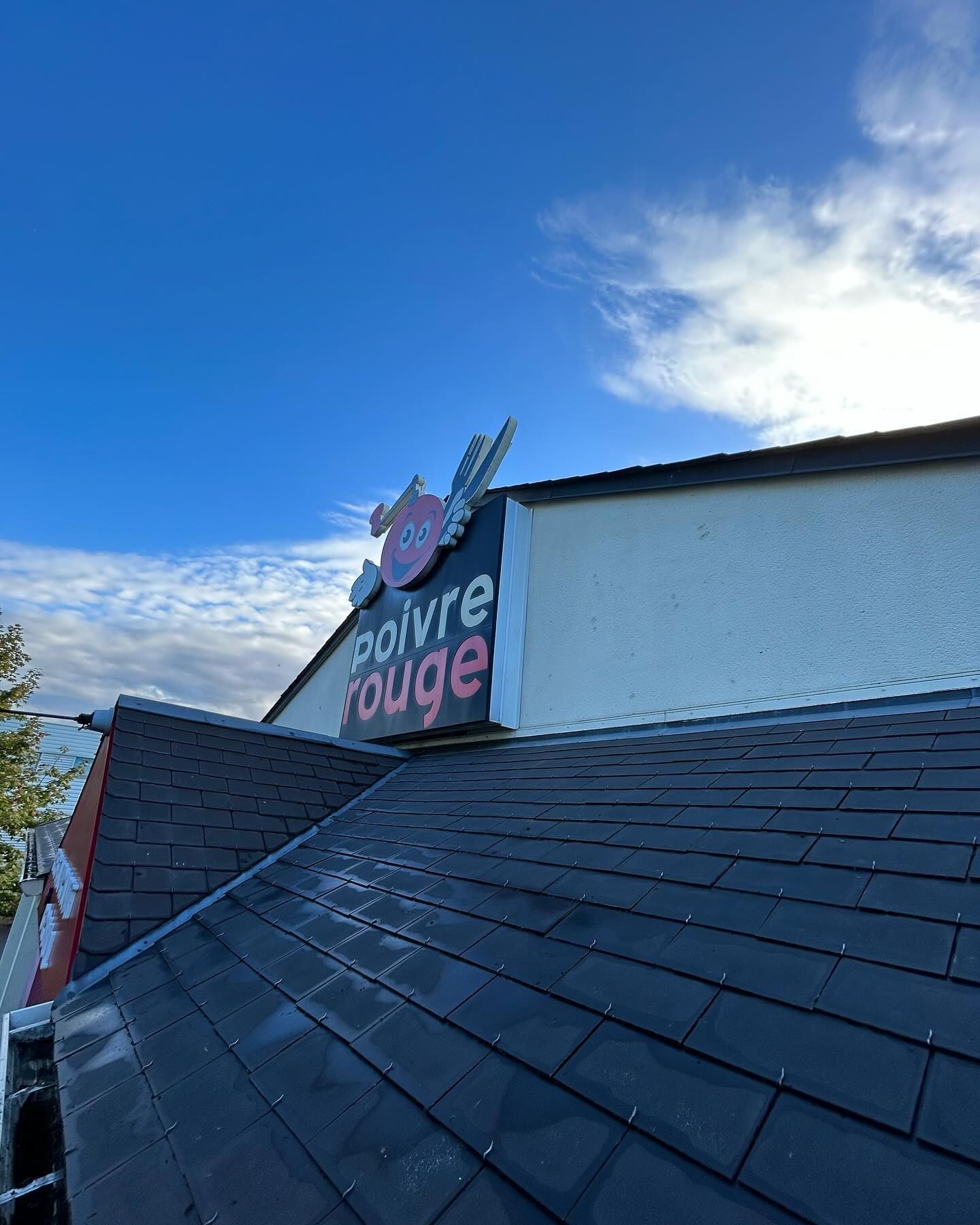 Toiture d'un restaurant Poivre Rouge sans mousse.