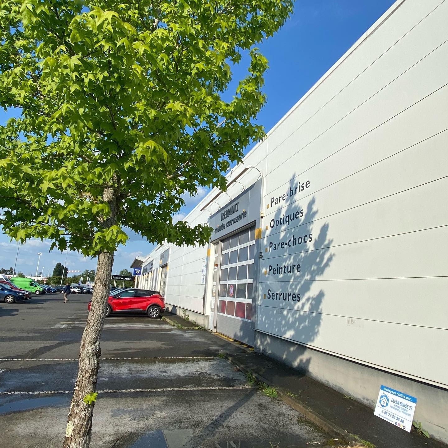 Bardage d'un garage Renault nettoyé.