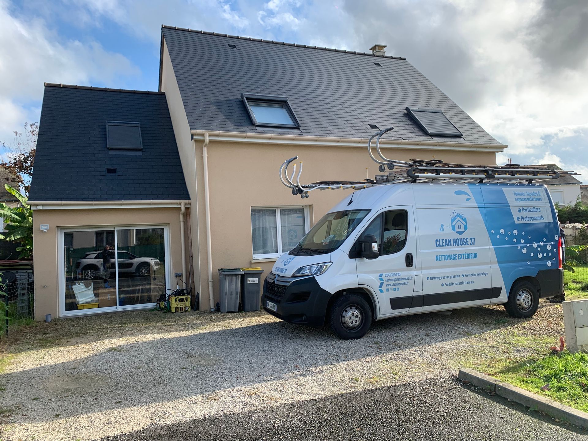 Camion Clean House devant un pavillon.