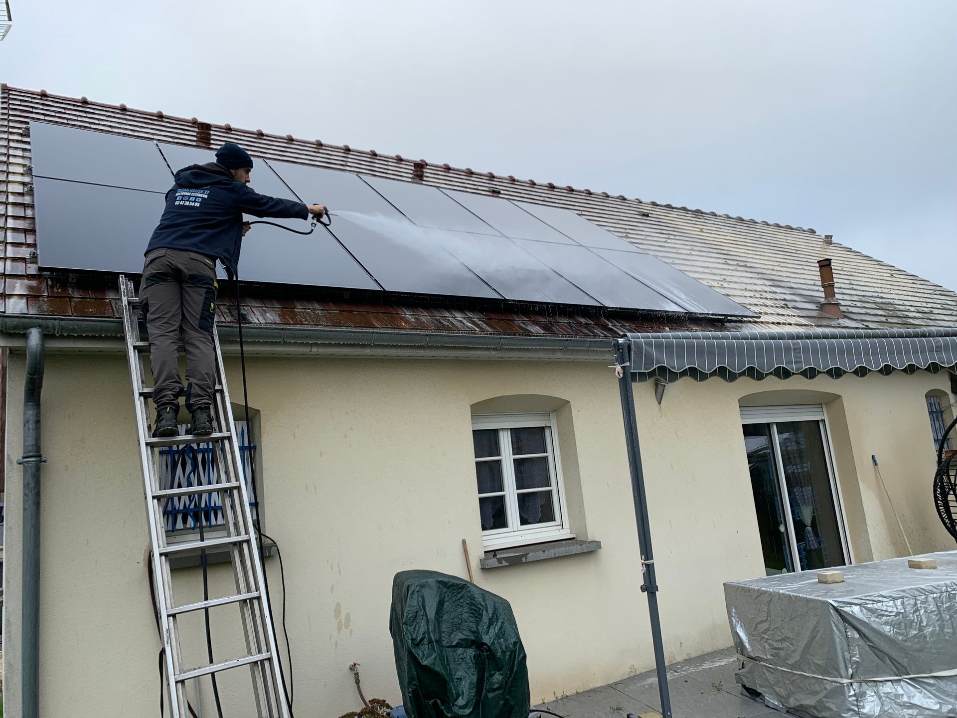 Nettoyage de toiture et de panneaux solaires.