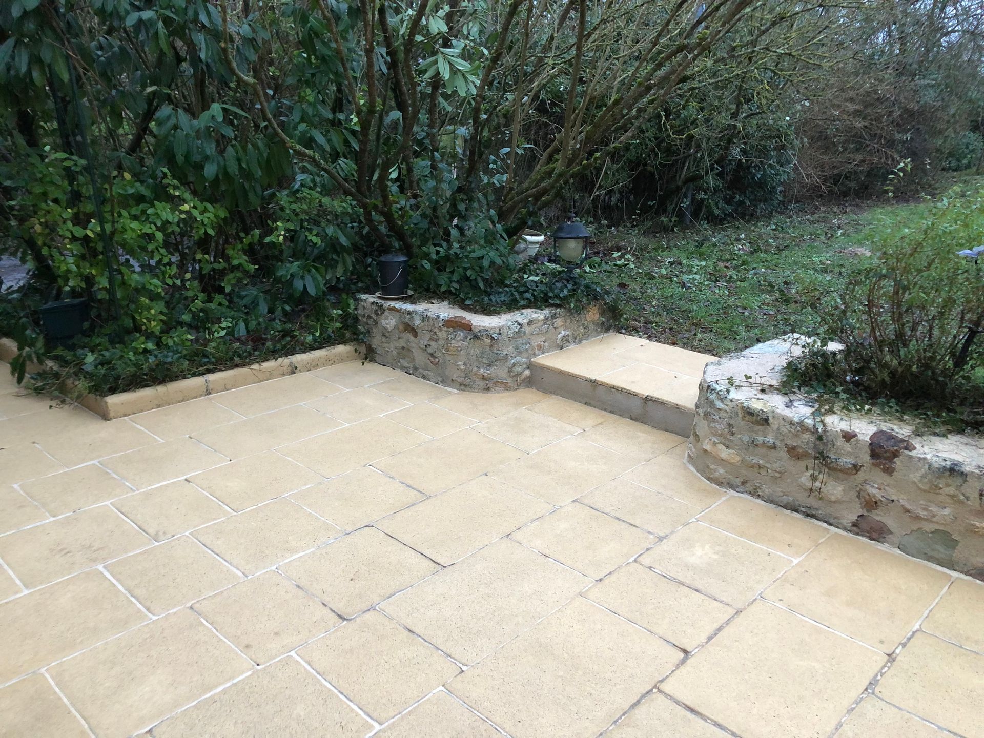 Terrasse avec dalles.