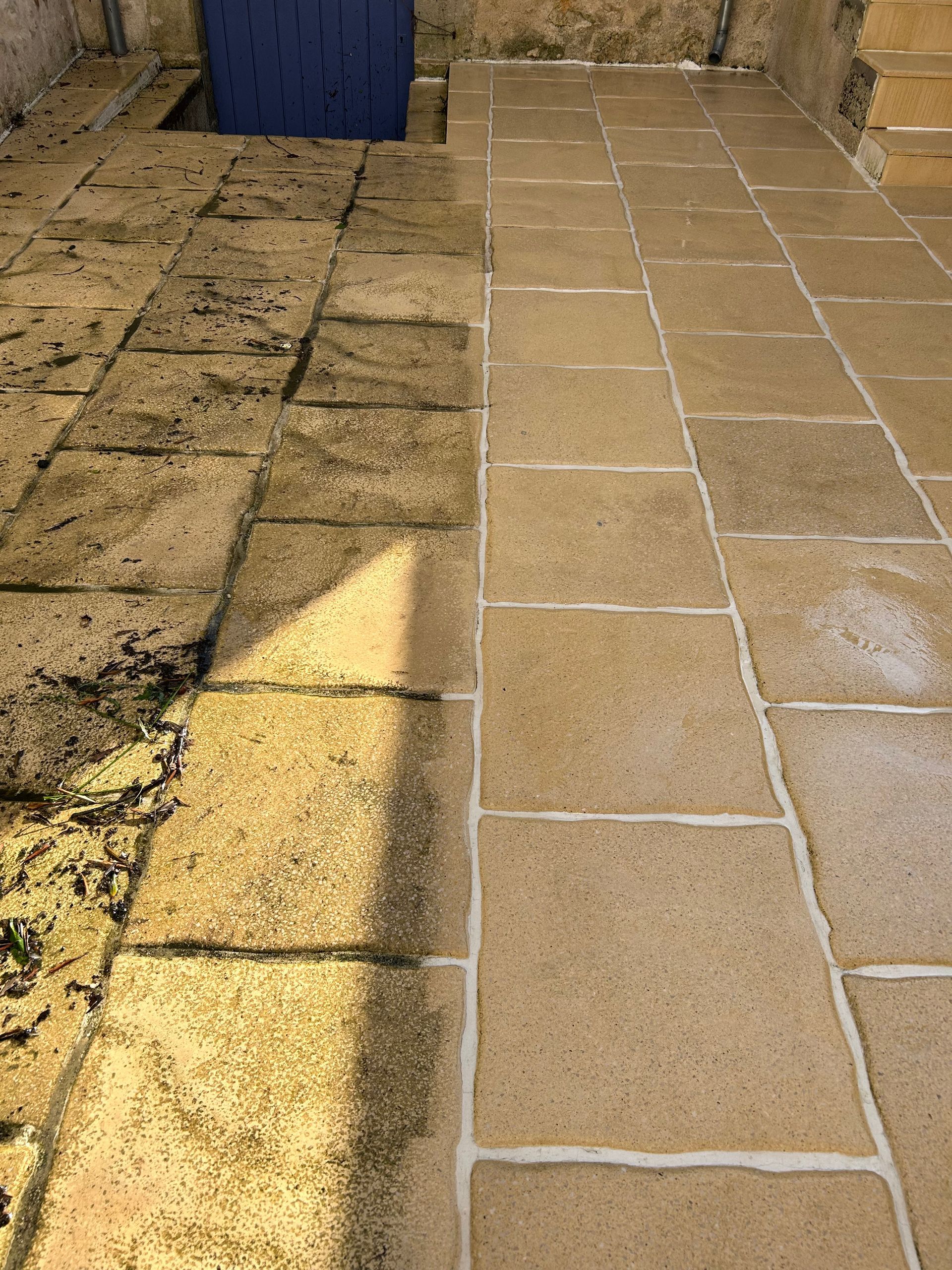 Façade d'une maison en pierres avec terrasse.