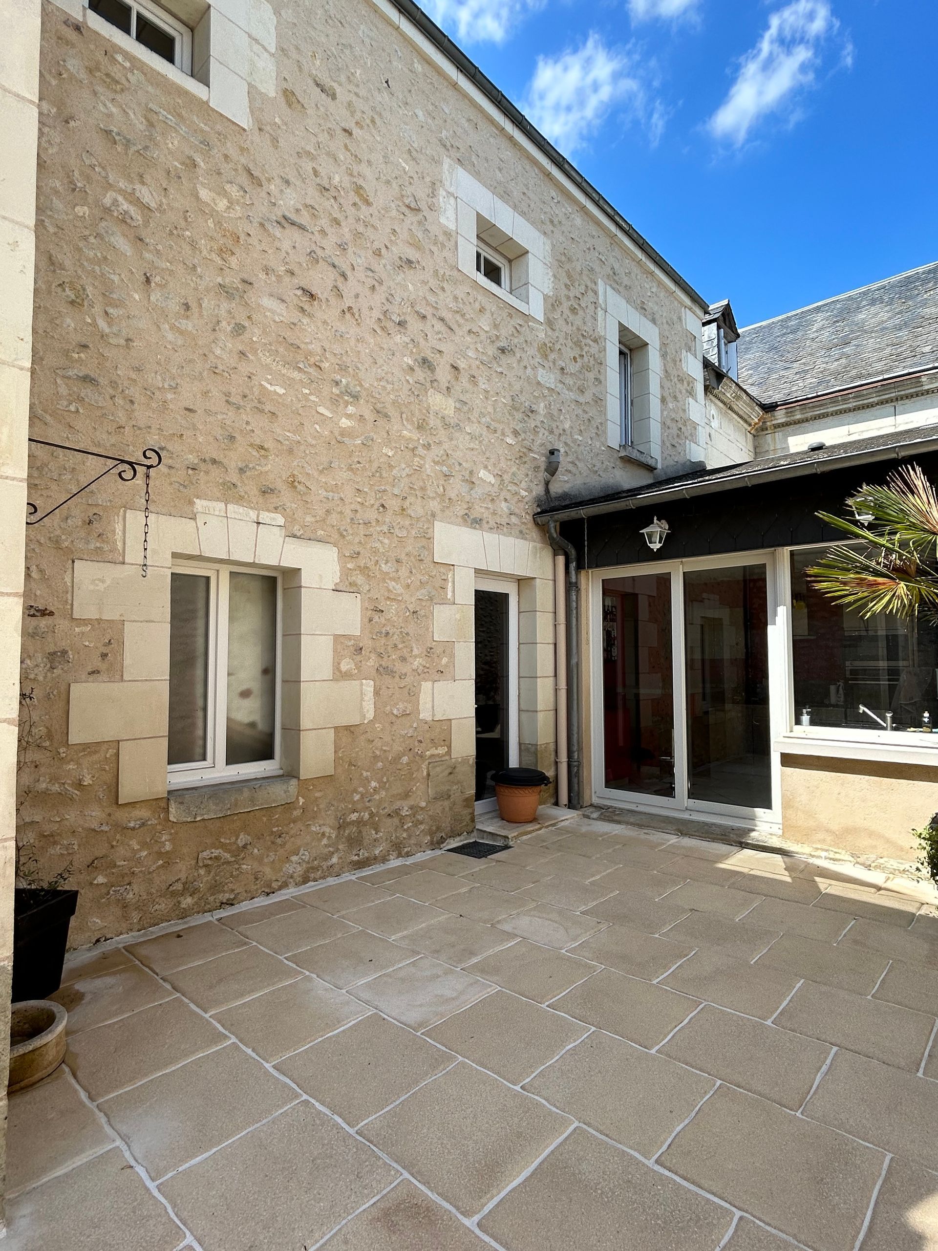 Terrasse d'une maison en pierres.
