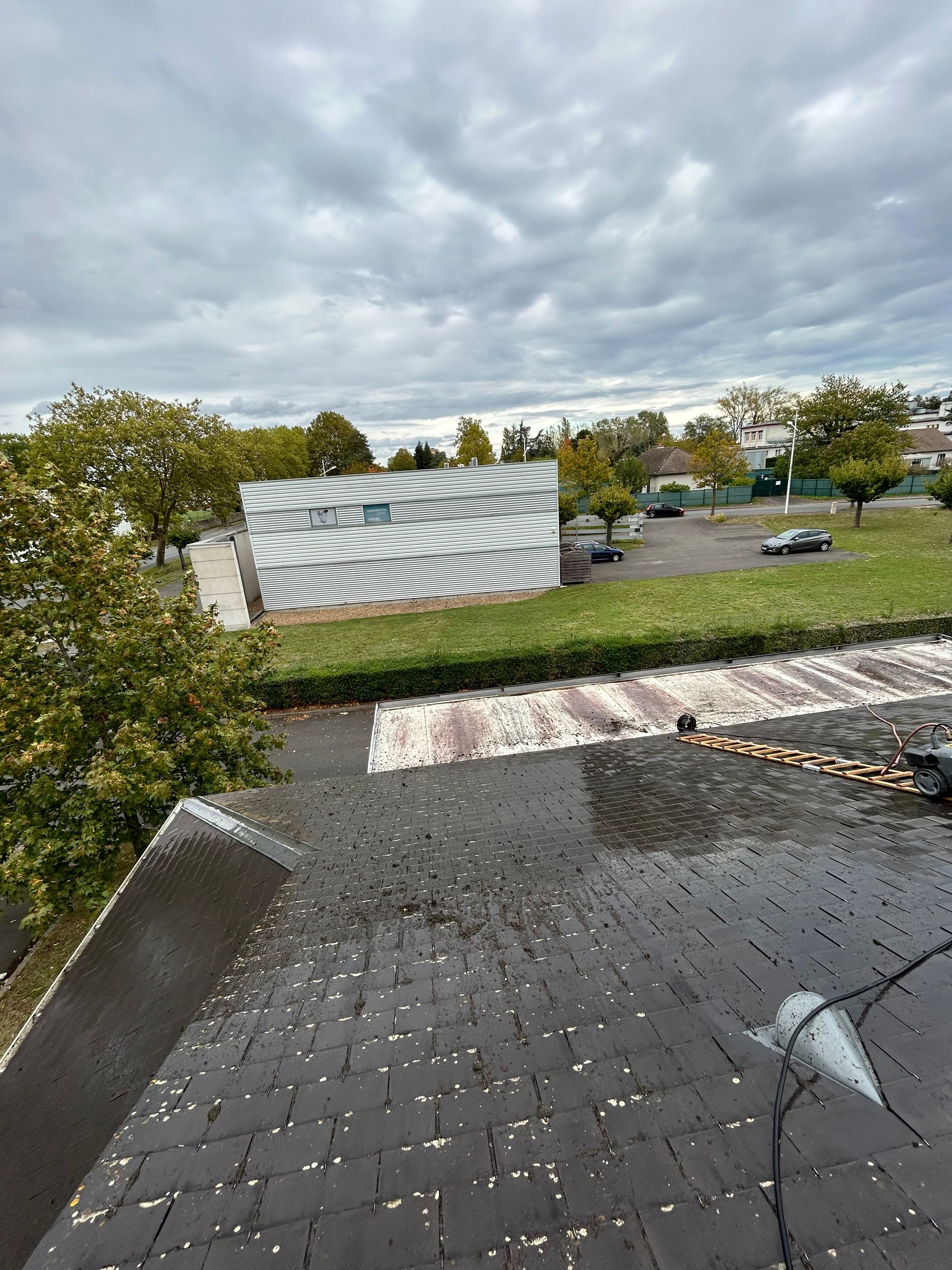 Façade d'une maison en pierres avec terrasse.