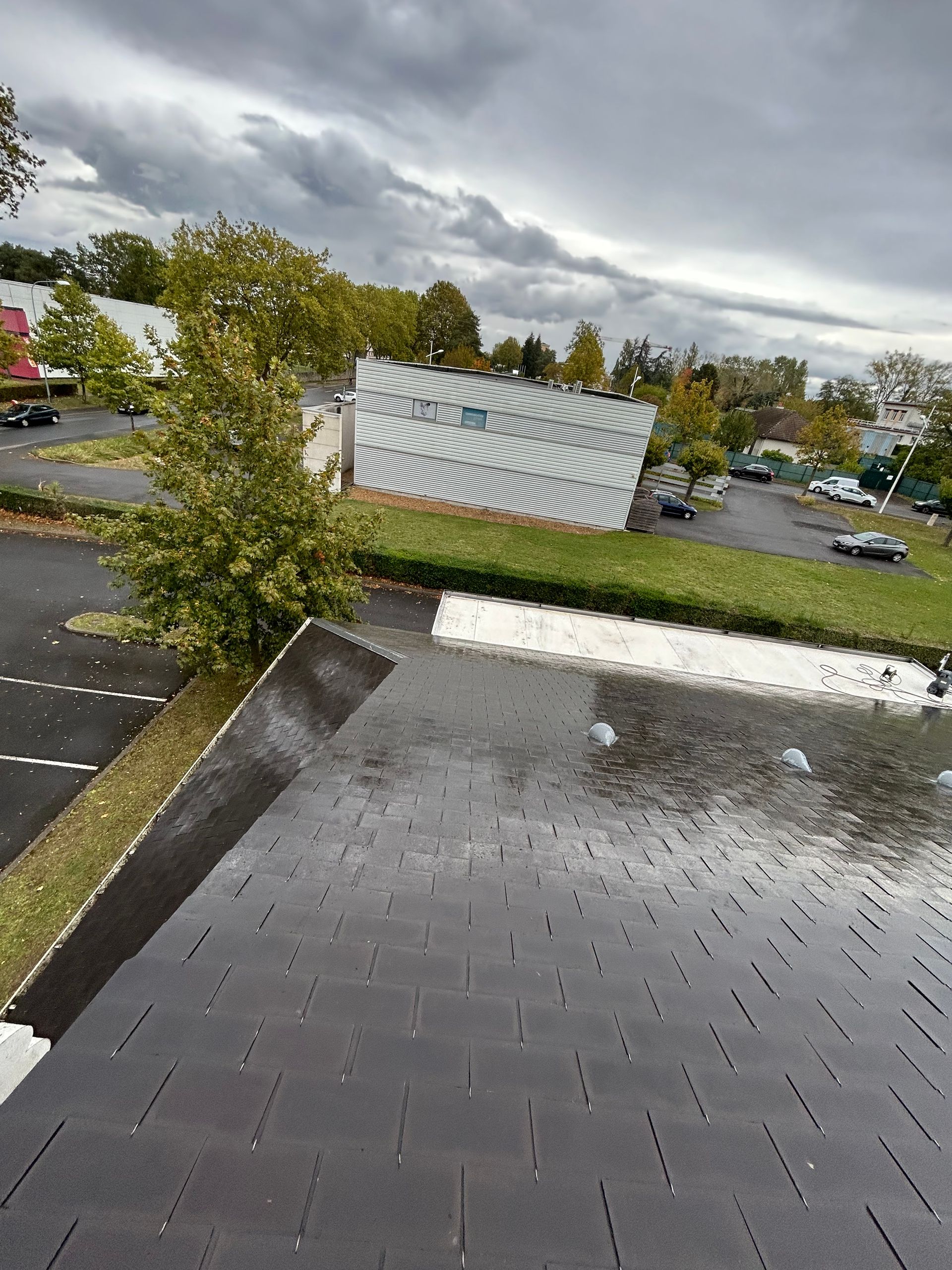 Toiture en tuiles en cour de nettoyage.