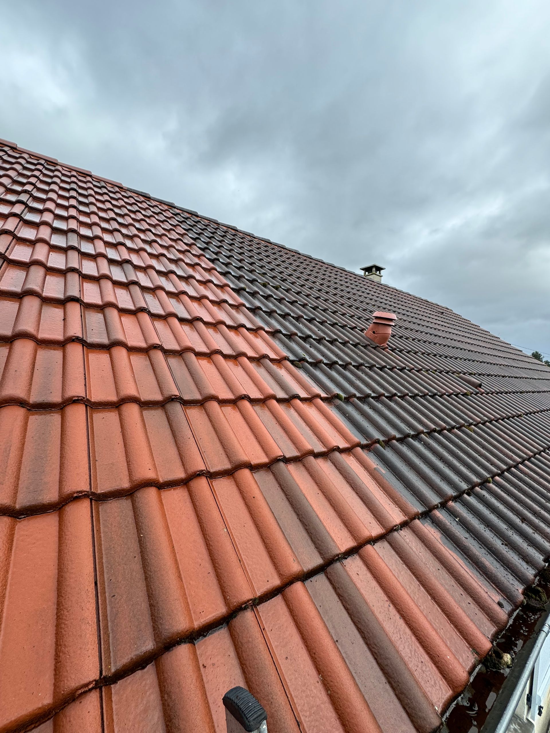 Toiture en tuiles en cours de nettoyage.