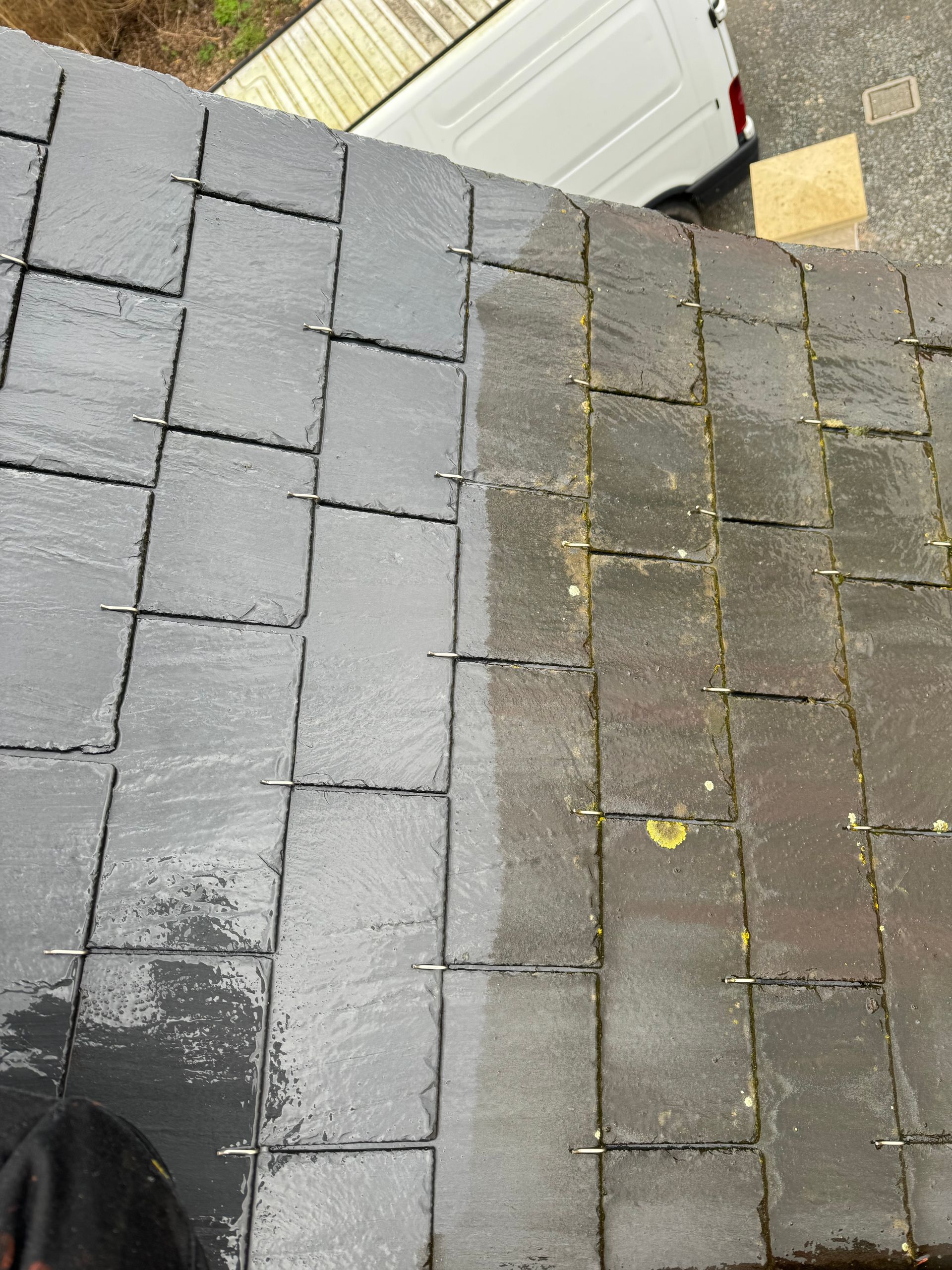 Toiture nettoyée avant/après