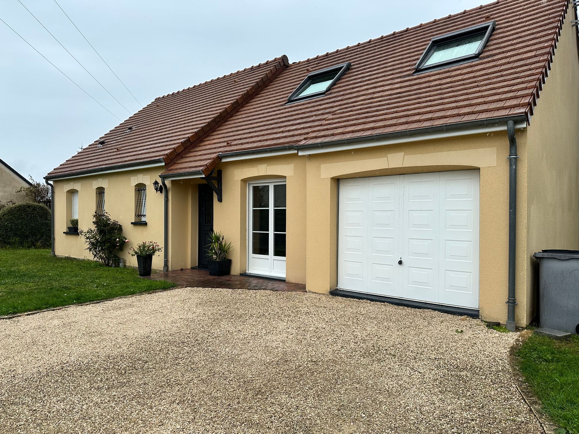 Pavillon avec fenêtres de toit.