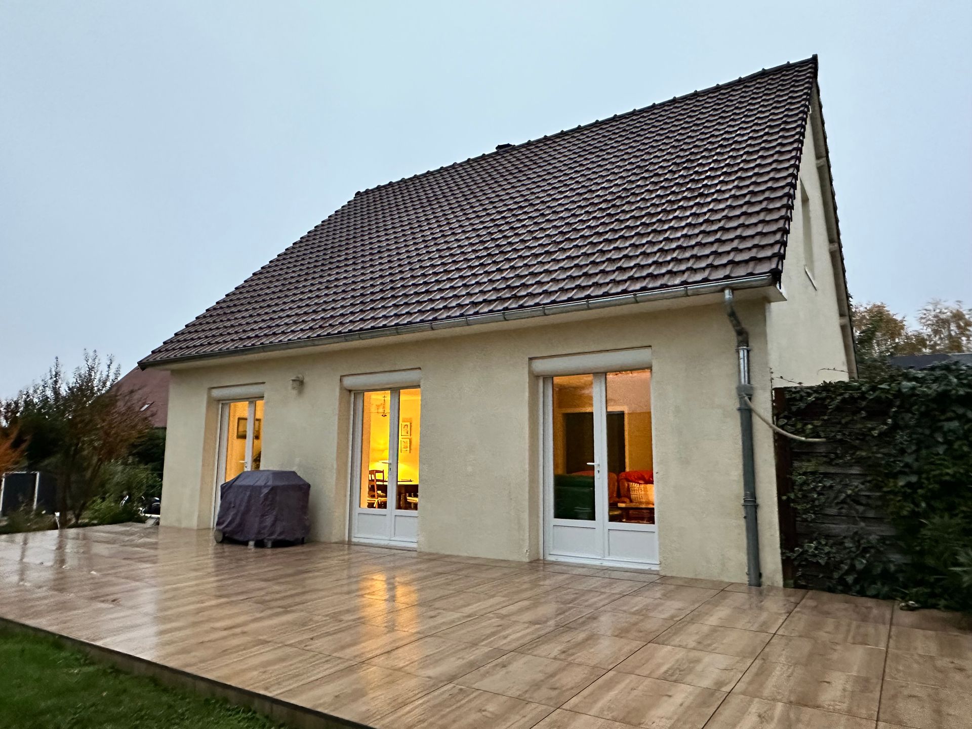 Façade et terrasse de maison propre