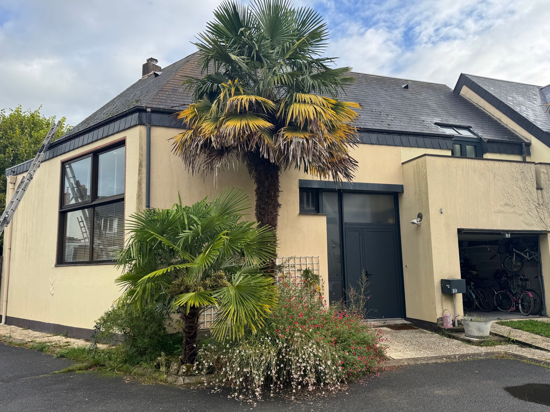 Maison avec jardin arboré.