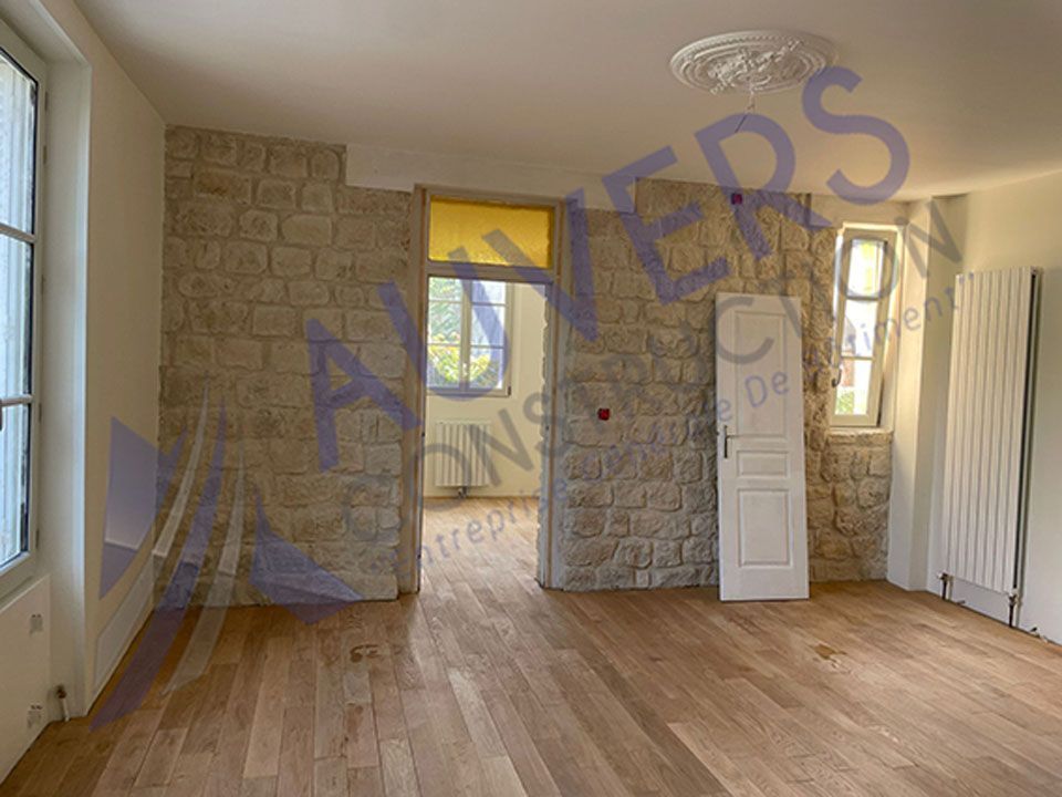 Rénovation d'une maison avec pierres apparantes