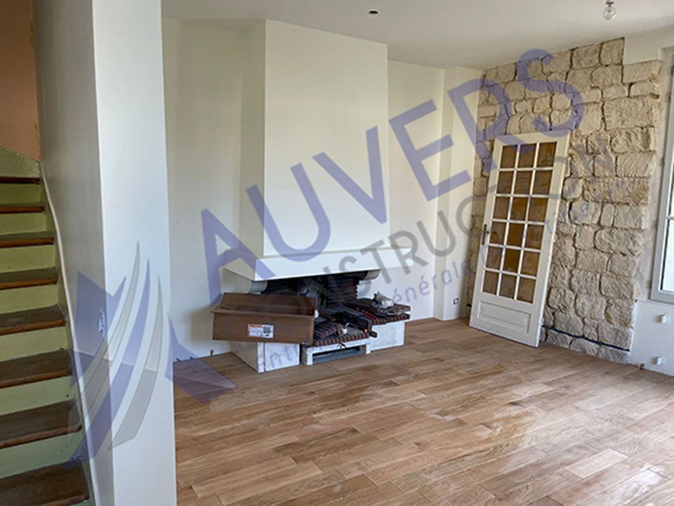 Rénovation d'une maison avec une cheminée