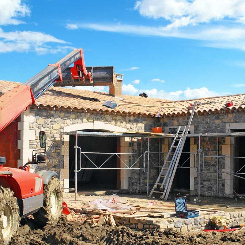 Chantier d'une maison avec pierres apparante