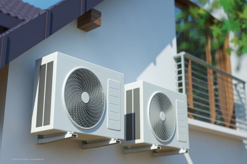 Zwei von Bischoff-LS Luft- und Klimatechnik GmbH installierte Klimatechniken an einer Hauswand