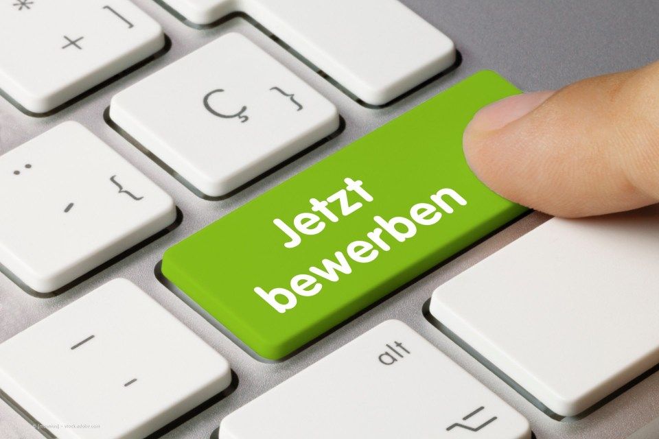 Taste auf einem Computer mit der Aufschrift 'Jetzt bewerben' bei Bischoff-LS Luft- und Klimatechnik GmbH