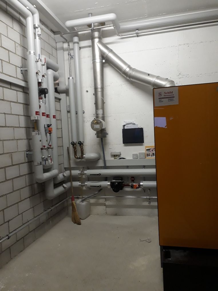 schnitzelfeuerung - schild wärmetechnik - brienzwiler