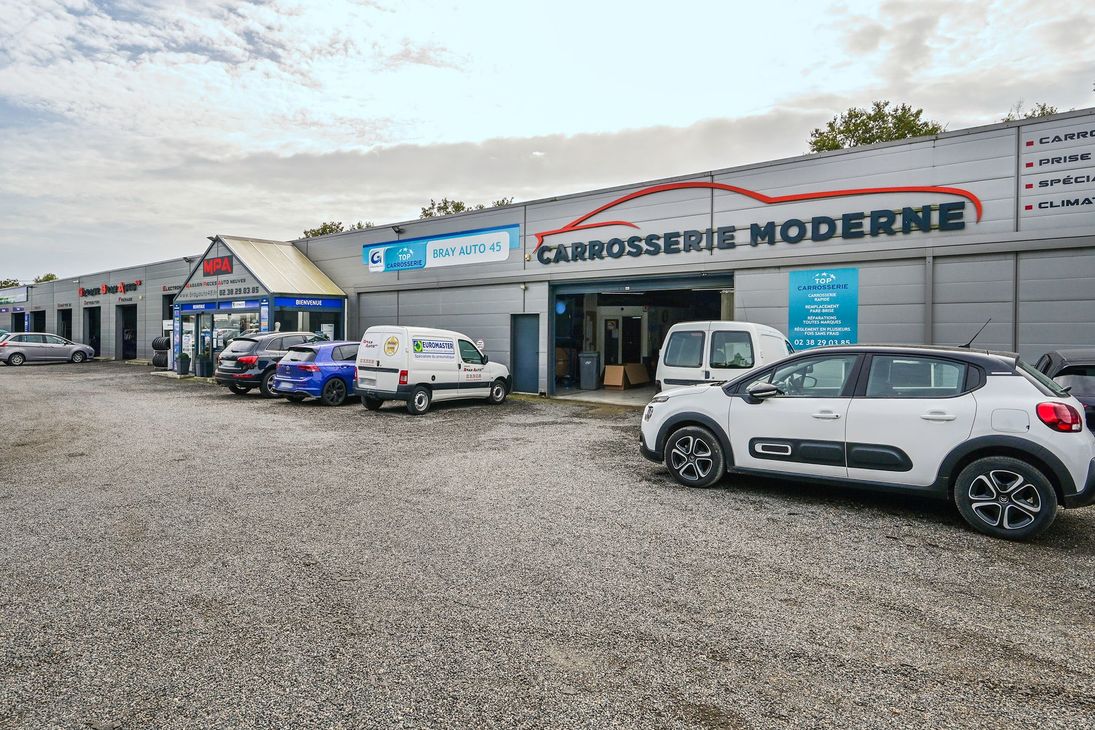 Entrée de l'atelier Carrosserie Moderne.