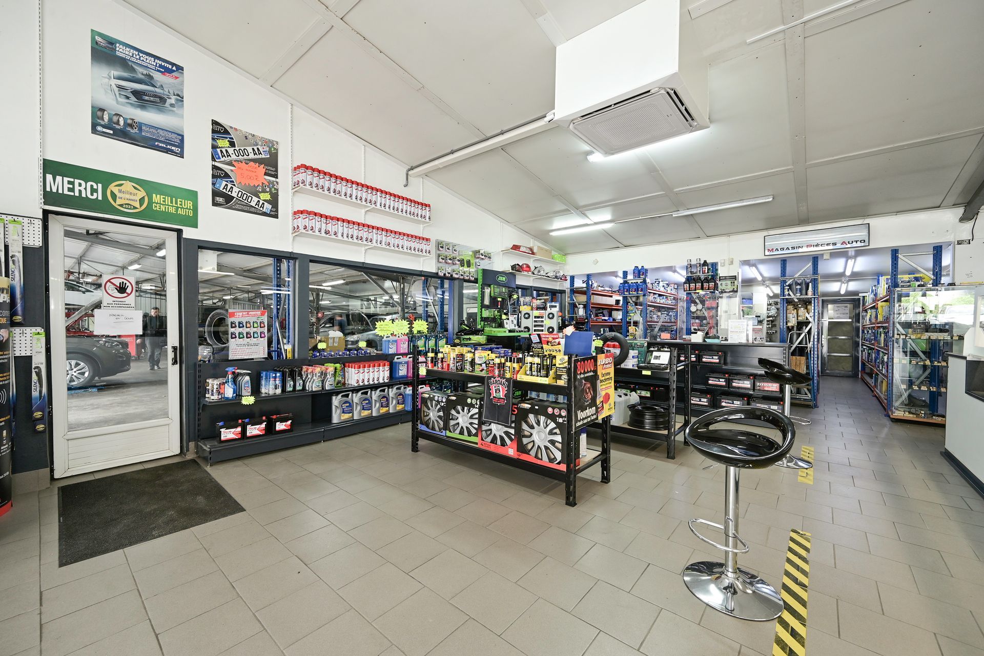 Divers accessoires automobiles.