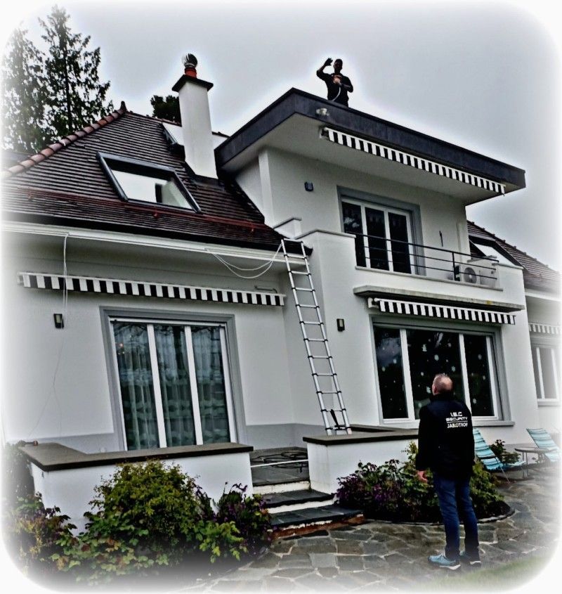 Une femme est assise sur un canapé et utilise un téléphone portable.