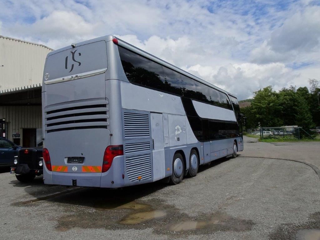 Eine Person poliert ein Auto mit einer Schleifmaschine.