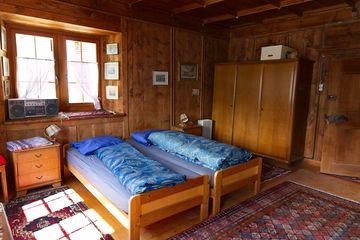 OG: hochgetäfertes Schlafzimmer mit Kassetten-Decken