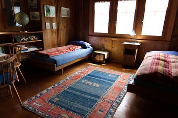 OG: historisches Schlafzimmer getäfert und mit Kassetten-Decken