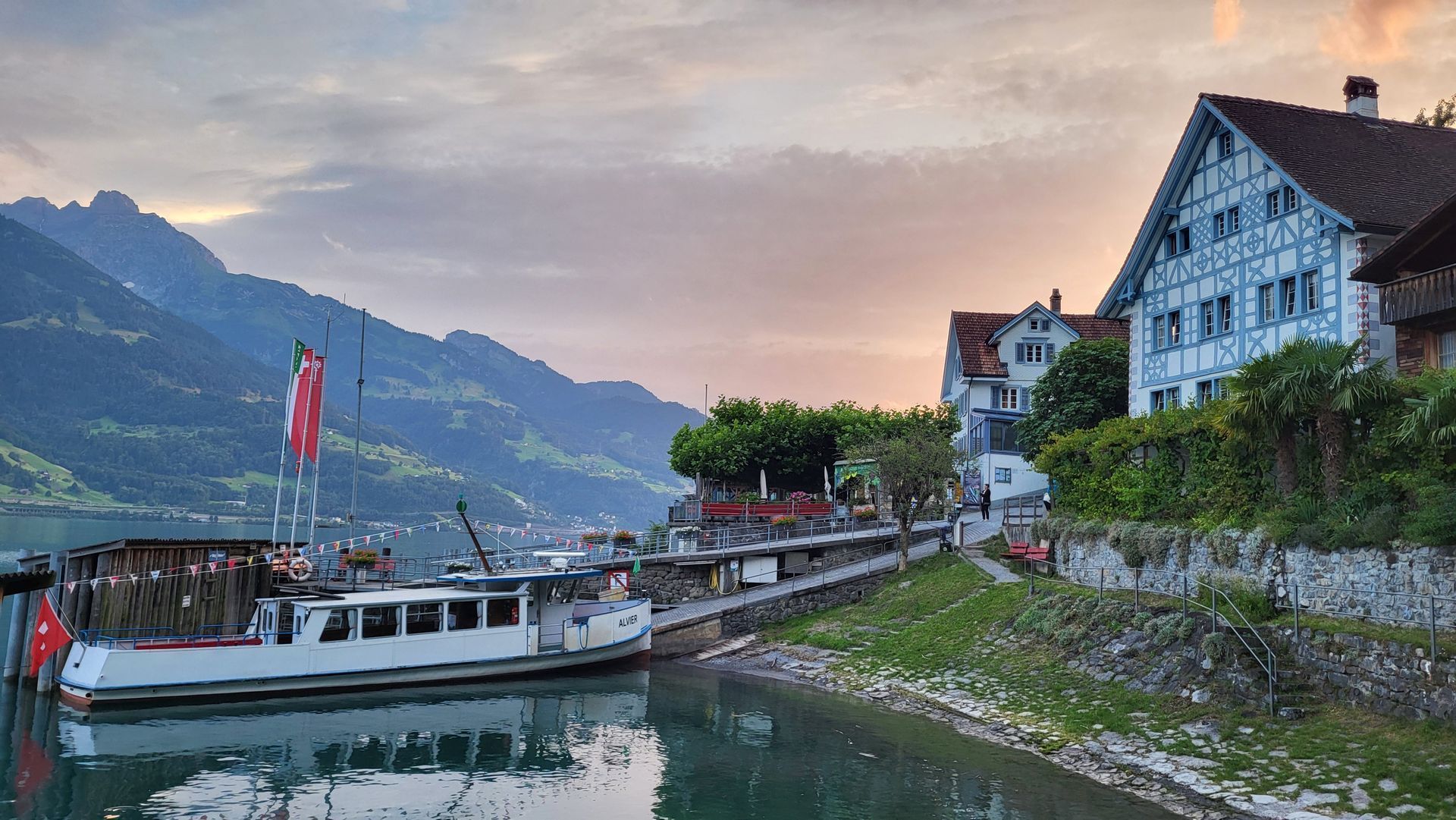 Quinten Hafen mit alterpost Haus