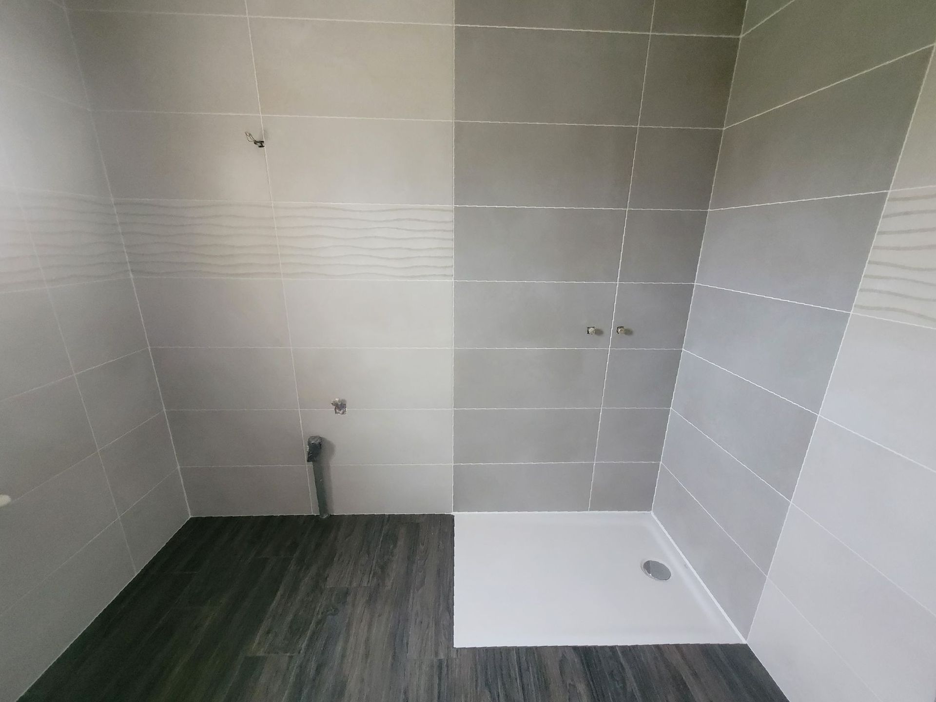 Salle de bains avec du carrelage gris