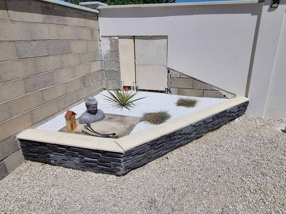 Aménagement d'un jardin zen avec des gravillons, des plantes et un bouddha