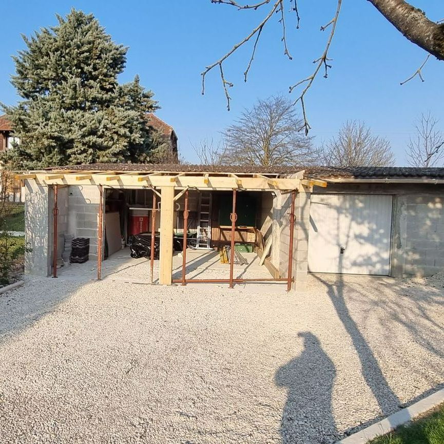 Extension de garage en cours de réalisation dans un jardin