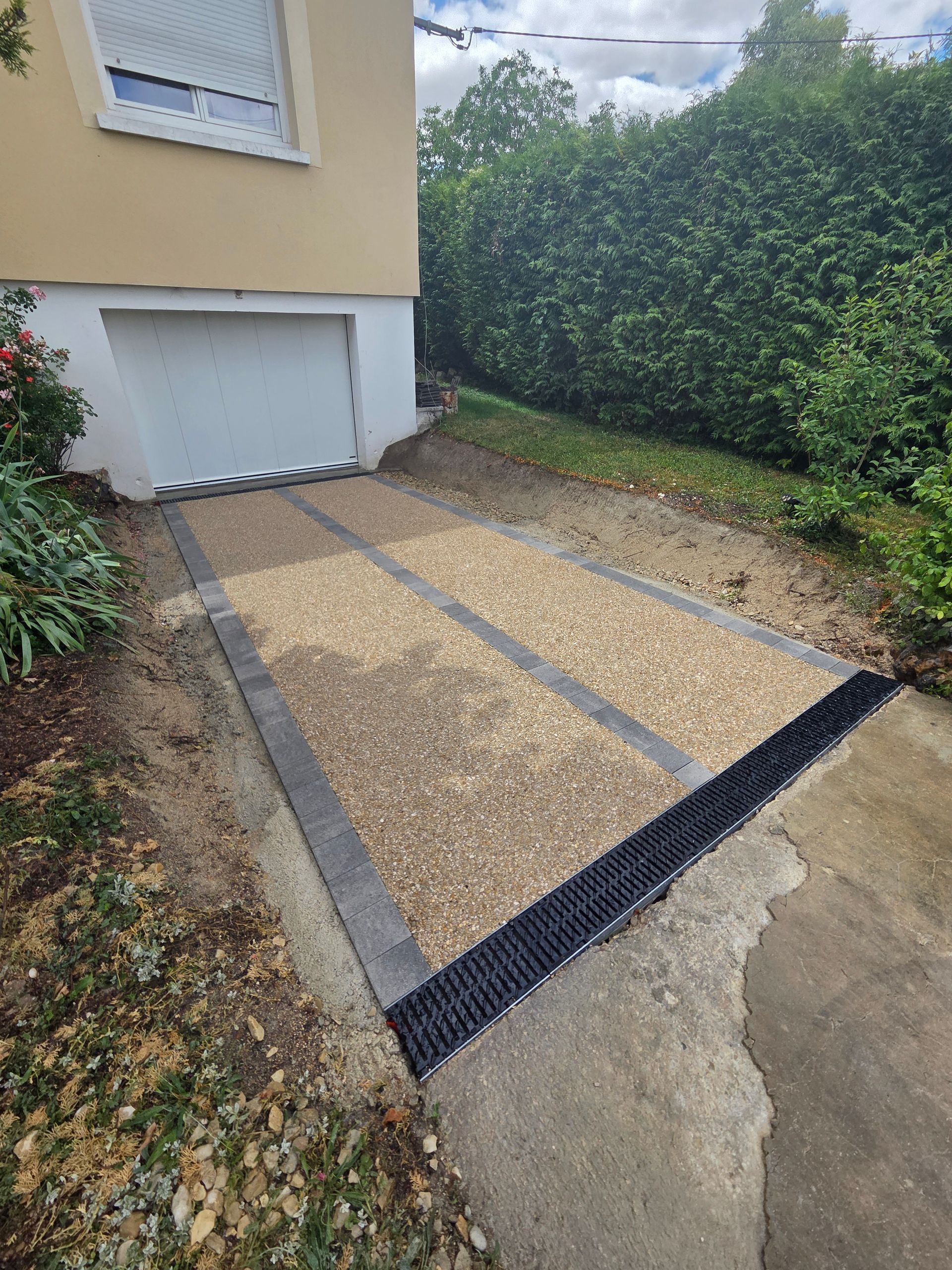 Allée en gravillon jusqu’à une porte de garage