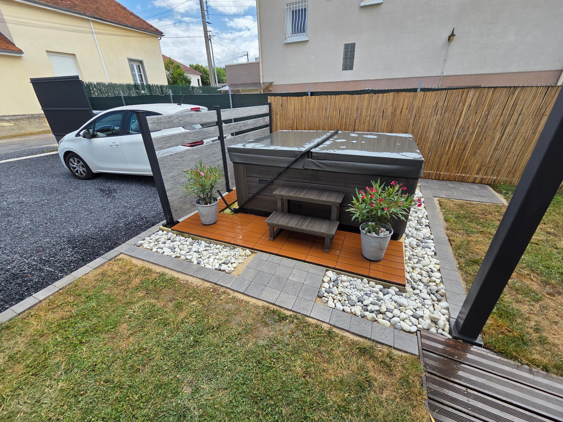 Aménagement de cour extérieur avec des pavés et des gravillons pour installer un Jacuzzi