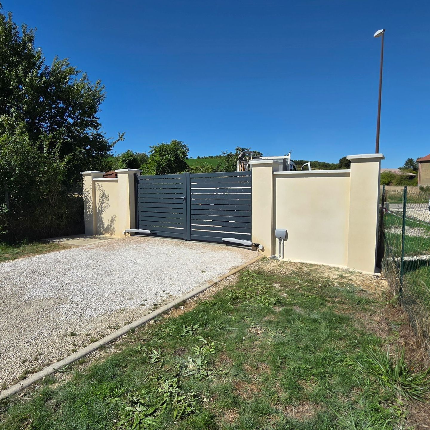 Portail avec une murette de chaque côté