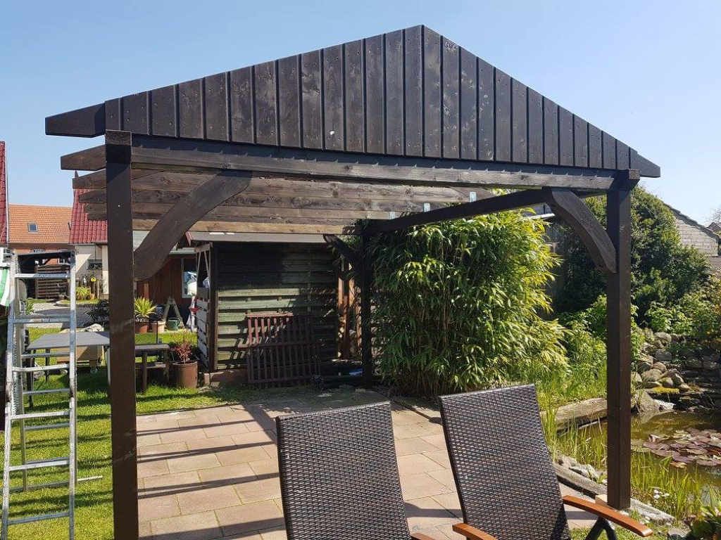 Frontbild einer Gartenüberdachung aus sehr dunklem Holz
