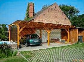 Foto eines Carports aus Holz angeschlossen an ein Haus