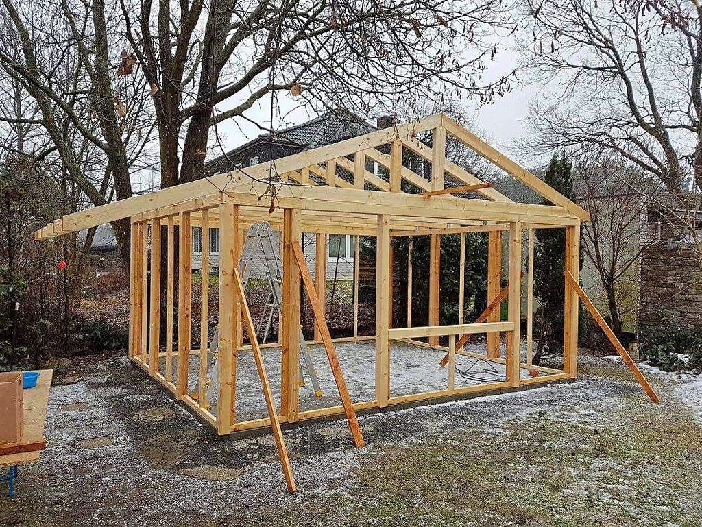 Grundgerüst eines Gartenhauses aus Holz
