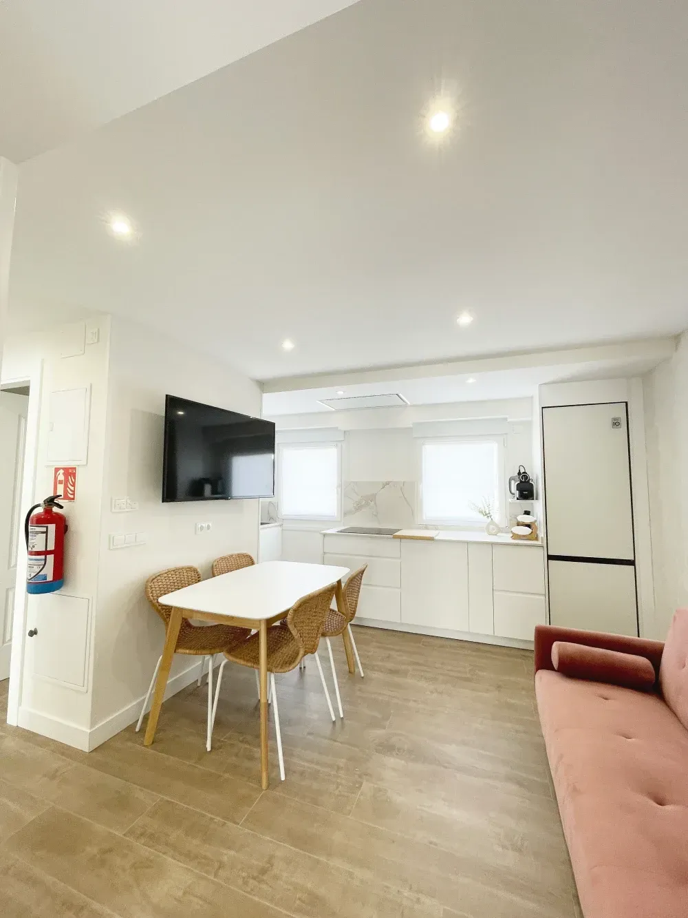 Cocina y comedor modernos y luminosos.