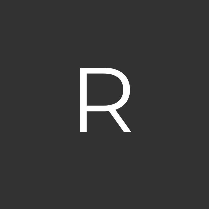 Letra "R" blanca sobre fondo gris oscuro.